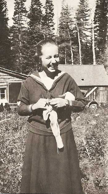 Leoline in the backyard 1918 Leoline in the backyard 1918